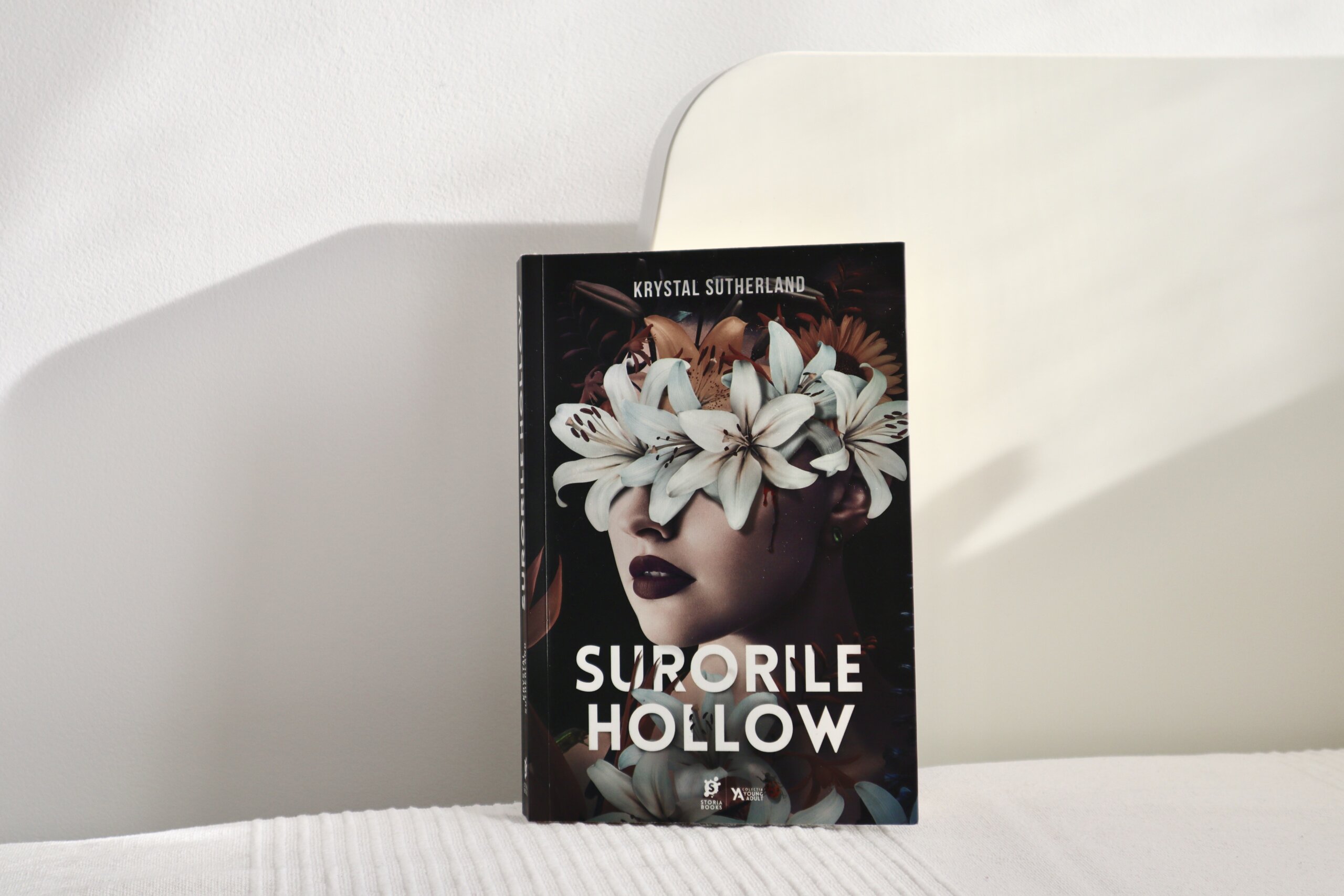 Coperta carte Surorile Hollow, Krystal Sutherland